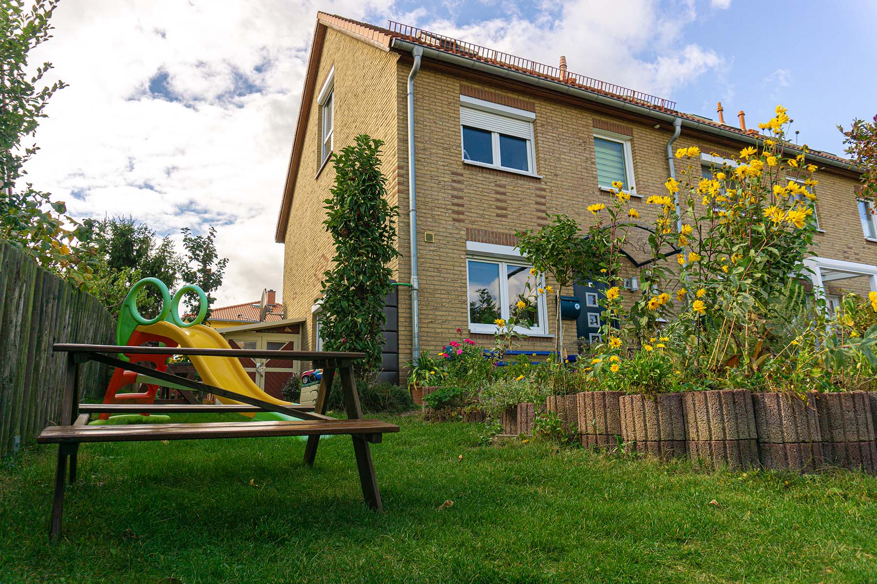 Gartenanlage mit Bäumen und einer Rutsche