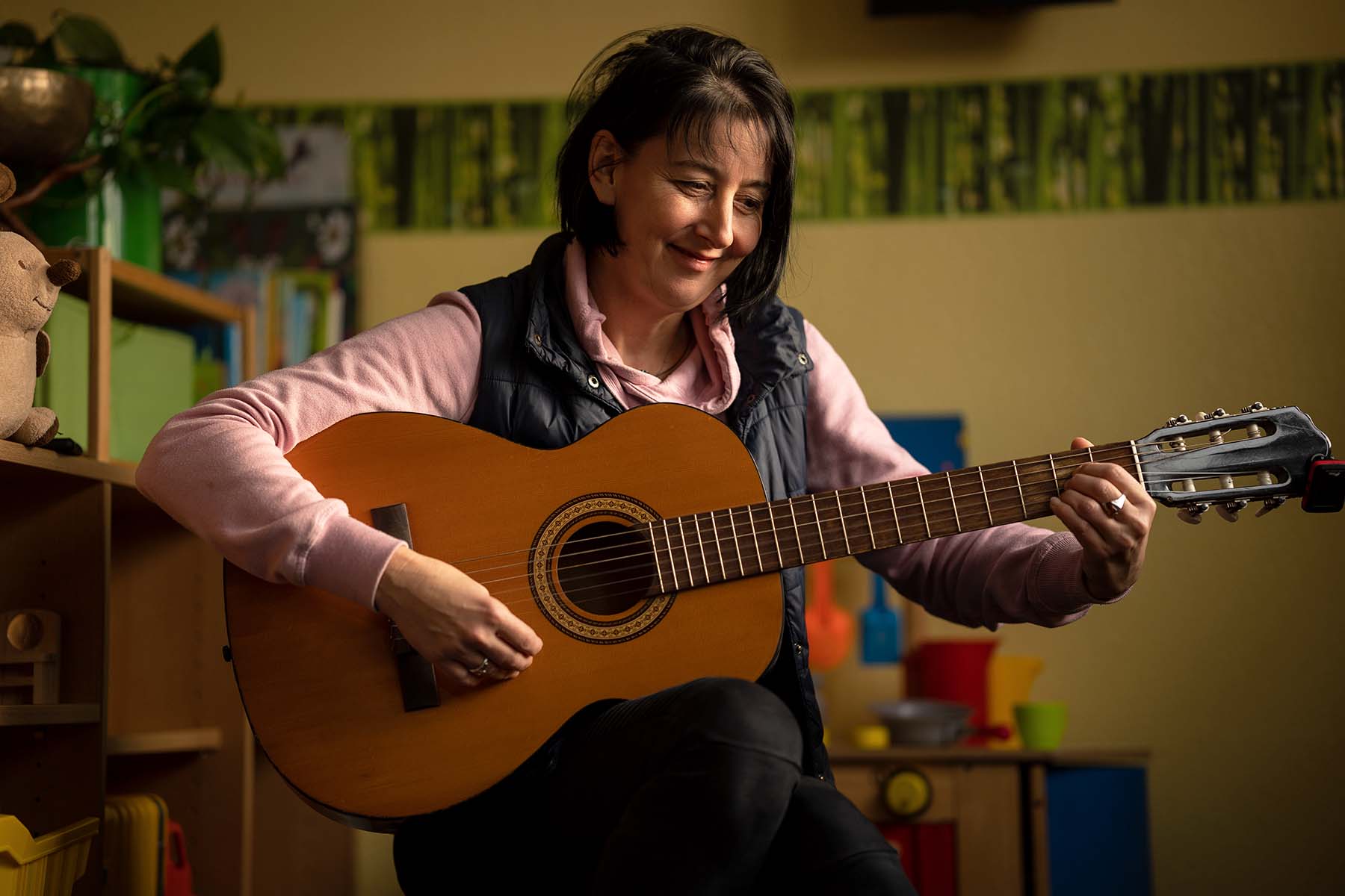 Tagesmutter Kartin Starke spiel Gitarre