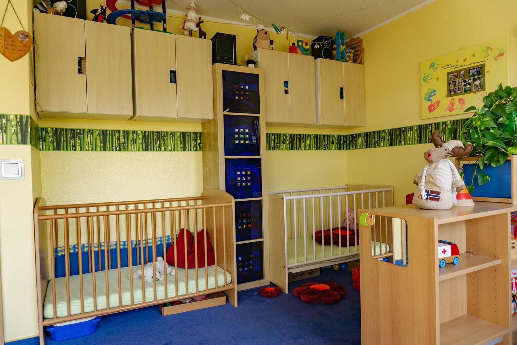 Spielzimmer mit Sitzen und Tisch für die Kinder